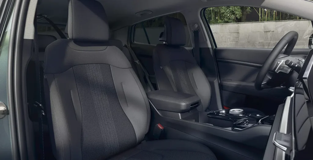 KIA-Sportage-1.6-T-GDI-PHEV-Drive-4x4-interior-delantera.webp