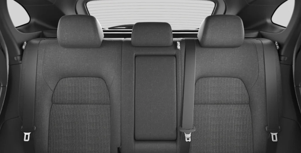 NISSAN-Qashqai-DIG-T-116kW-158CV-MHEV-CVT-Acenta-interior-trasera.webp