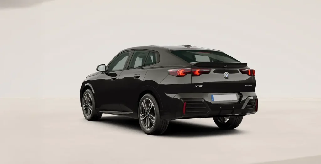 BMW-X2-sDrive20d-negra-trasera.webp